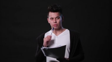 Bir genç adam Mimicing siyah bir arka plan