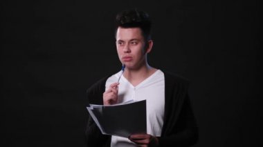 Bir genç adam Mimicing siyah bir arka plan