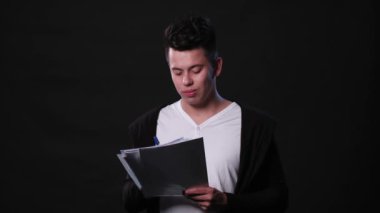 Bir genç adam Mimicing siyah bir arka plan