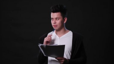 Bir genç adam Mimicing siyah bir arka plan