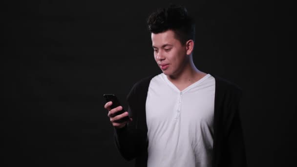 Fekete háttér előtt egy fiatal férfi Mimicing — Stock videók