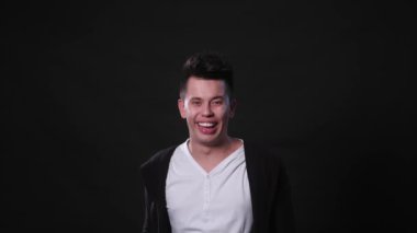Bir genç adam Mimicing siyah bir arka plan