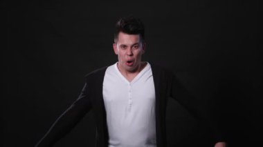 Bir genç adam Mimicing siyah bir arka plan