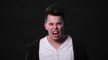 Bir genç adam Mimicing siyah bir arka plan