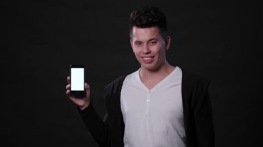 Bir adam bir telefon siyah bir arka planda tutarak