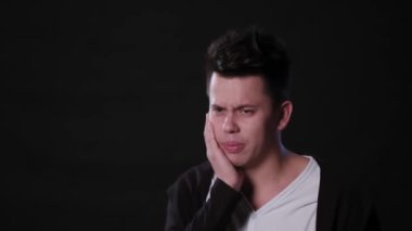 Bir adam Mimicing siyah bir arka plan