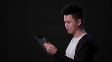 Adam siyah bir arka plan karşı online sohbet