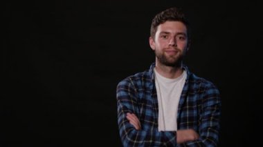 Bir genç adam Mimicing siyah bir arka plan