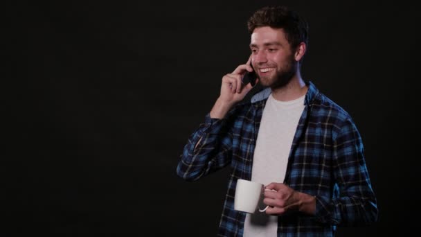 Egy ember használ egy telefon, egy fekete háttér — Stock videók
