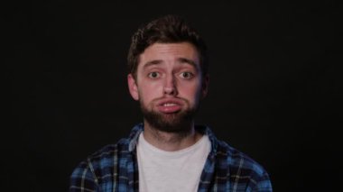 Bir adam Mimicing siyah bir arka plan