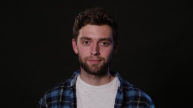 Bir adam Mimicing siyah bir arka plan