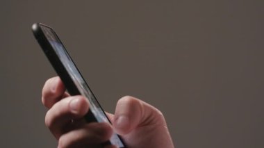 Karanlık bir arka plan karşı bir Smartphone kullanarak yardım