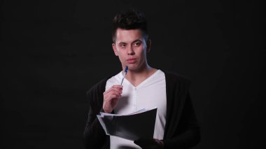 Bir genç adam Mimicing siyah bir arka plan