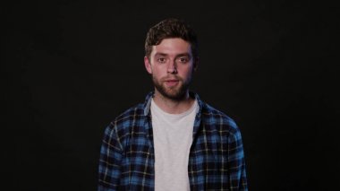Bir genç adam Mimicing siyah bir arka plan