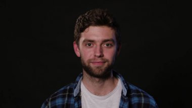 Bir genç adam Mimicing siyah bir arka plan