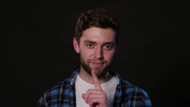 Bir adam Mimicing siyah bir arka plan