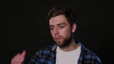 Bir adam Mimicing siyah bir arka plan