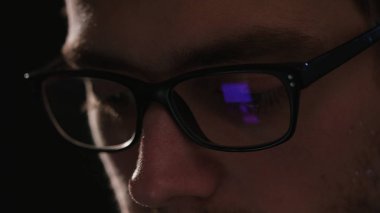 Yakın çekim, bir yüz siyah bir arka plan karşı Mans