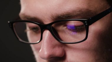 Yakın çekim, bir yüz siyah bir arka plan karşı Mans