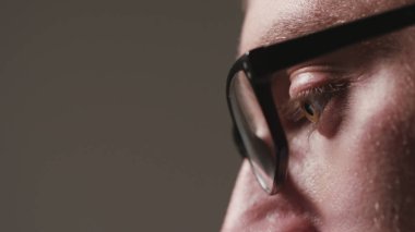 Yakın çekim, bir yüz siyah bir arka plan karşı Mans