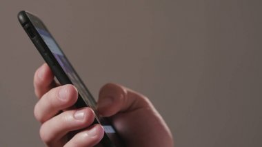 Karanlık bir arka plan karşı bir Smartphone kullanarak yardım