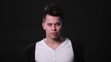 Bir genç adam Mimicing siyah bir arka plan