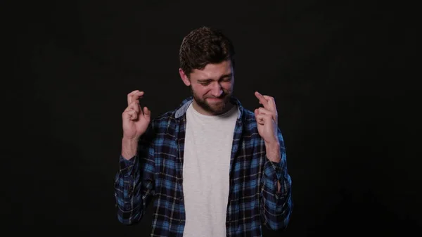 Um homem Mimicing contra um fundo preto — Fotografia de Stock