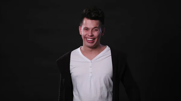 Bir genç adam Mimicing siyah bir arka plan