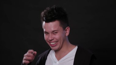 Yüz siyah bir arka plan karşı gülümseyen mans