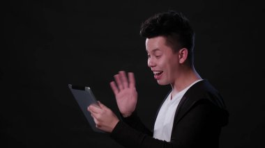 Adam siyah bir arka plan karşı online sohbet