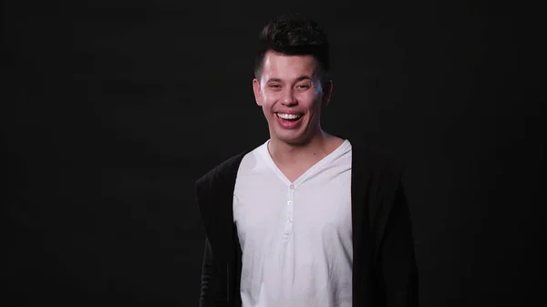 Bir genç adam Mimicing siyah bir arka plan