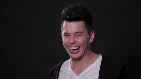 Mans Face sorrindo contra um fundo preto — Fotografia de Stock