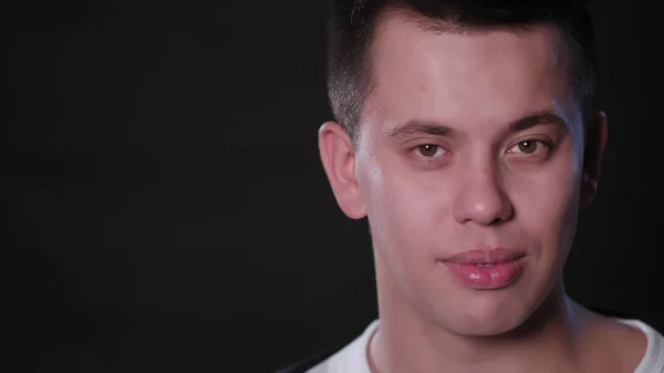 Los hombres se enfrentan sonriendo contra un fondo negro —  Fotos de Stock