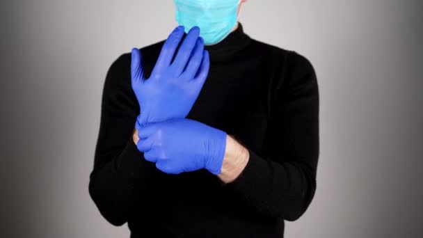 Человек Надевает Голубые Латексные Медицинские Перчатки Защиты Время Пандемии Использование — стоковое видео