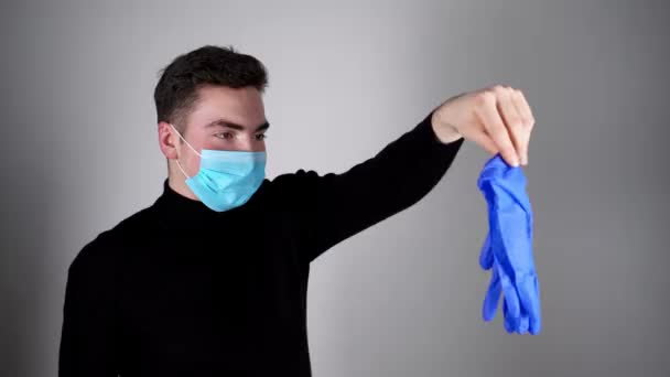 Pessoa Decolando Jogando Fora Luvas Médicas Látex Azul Para Proteção — Vídeo de Stock