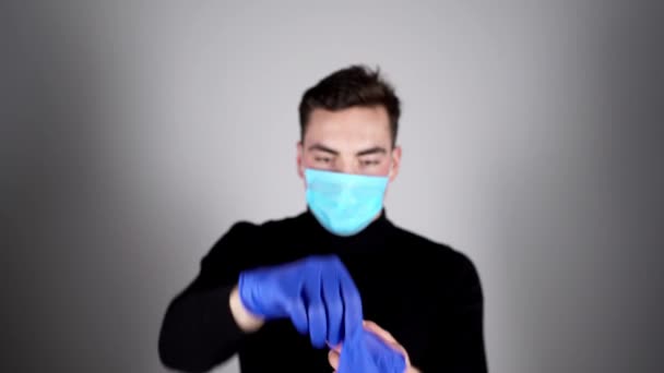 Πρόσωπο Που Φοράει Μπλε Λατέξ Ιατρικά Γάντια Για Προστασία Κατά — Αρχείο Βίντεο