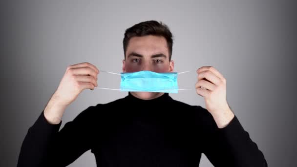 Man Doet Een Beschermend Masker Beschermende Maatregelen Coronavirus Covid Sociale — Stockvideo