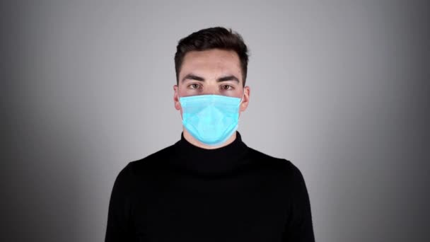 Hombre Quita Máscara Protectora Mediciones Protectoras Coronavirus Covid Distanciamiento Social — Vídeo de stock