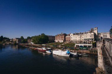 Londra / İngiltere - 05 / 05 / 2020: Londra 'nın işlek bölgesi, Richmond, insanların COVID-19 Coronavirus salgını sırasında kendilerini izole ettikleri popüler turizm merkezi.