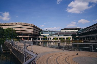 Londra / İngiltere - 05 / 07 / 2020: Londra 'nın işlek bölgesi, COVID-19 koronavirüs salgını sırasında insanların kendini tecrit ettiği popüler bir yer. Ulusal Arşiv Binası