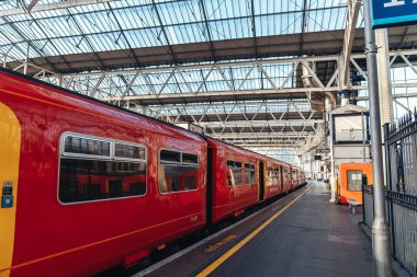 Londra / İngiltere - 05 / 08 / 2020: Londra 'nın işlek bölgesi, COVID-19 koronavirüs salgını sırasında insanların kendini tecrit ettiği popüler bir yer. Waterloo İstasyonu