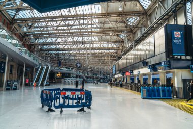 Londra / İngiltere - 05 / 08 / 2020: Londra 'nın işlek bölgesi, COVID-19 koronavirüs salgını sırasında insanların kendini tecrit ettiği popüler bir yer. Waterloo İstasyonu