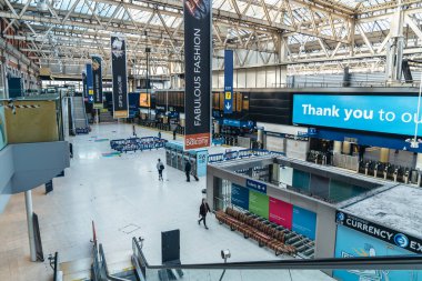 Londra / İngiltere - 05 / 08 / 2020: Londra 'nın işlek bölgesi, COVID-19 koronavirüs salgını sırasında insanların kendini tecrit ettiği popüler bir yer. Waterloo tren istasyonu, tüp, yeraltı