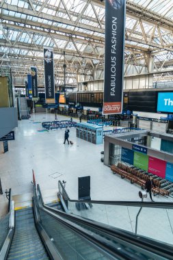 Londra / İngiltere - 05 / 08 / 2020: Londra 'nın işlek bölgesi, COVID-19 koronavirüs salgını sırasında insanların kendini tecrit ettiği popüler bir yer. Waterloo tren istasyonu, tüp, yeraltı