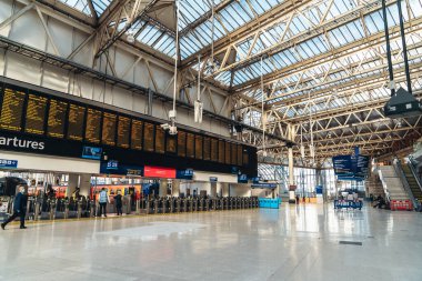 Londra / İngiltere - 05 / 08 / 2020: Londra 'nın işlek bölgesi, COVID-19 koronavirüs salgını sırasında insanların kendini tecrit ettiği popüler bir yer. Waterloo İstasyonu