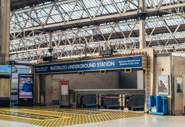 Londra / İngiltere - 05 / 08 / 2020: Londra 'nın işlek bölgesi, COVID-19 koronavirüs salgını sırasında insanların kendini tecrit ettiği popüler bir yer. Waterloo tren istasyonu, tüp, yeraltı