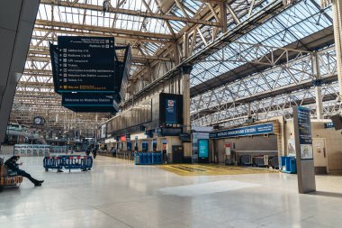 Londra / İngiltere - 05 / 08 / 2020: Londra 'nın işlek bölgesi, COVID-19 koronavirüs salgını sırasında insanların kendini tecrit ettiği popüler bir yer. Waterloo İstasyonu