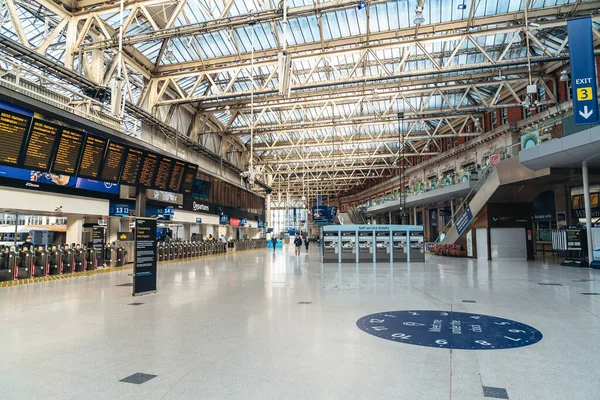 Londra / İngiltere - 05 / 08 / 2020: Londra 'nın işlek bölgesi, COVID-19 koronavirüs salgını sırasında insanların kendini tecrit ettiği popüler bir yer. Waterloo İstasyonu