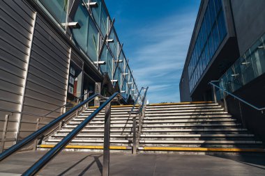 Londra / İngiltere - 05 / 08 / 2020: Londra 'nın işlek bölgesi, COVID-19 koronavirüs salgını sırasında insanların kendini tecrit ettiği popüler bir yer. Kraliyet Festivali Salonu