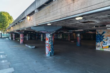 Londra / İngiltere - 05 / 08 / 2020: Londra 'nın işlek bölgesi, COVID-19 koronavirüs salgını sırasında insanların kendini tecrit ettiği popüler bir yer. Kapalı Southbank Kaykay Alanı 